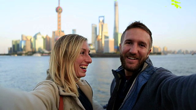 一对年轻夫妇在上海自拍