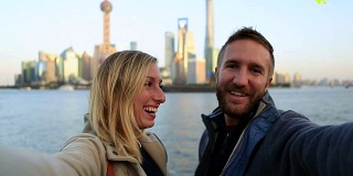 一对年轻夫妇在上海自拍