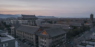 T/L WS HA鸟瞰图北京大学，北京，中国，日落到黄昏过渡