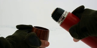 在滑雪道上用热水瓶盛满了茶