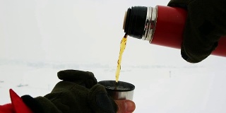 在滑雪道上用热水瓶盛满了茶
