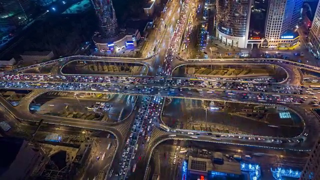 空中鸟瞰图交通堵塞的夜晚，与尖峰时间交通/北京，中国