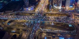 空中鸟瞰图交通堵塞的夜晚，与尖峰时间交通/北京，中国
