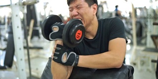 亚洲男人在健身房锻炼
