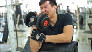 亚洲男人在健身房锻炼视频素材模板下载