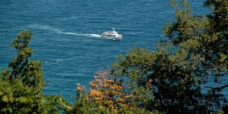 白色的船在海上。黑海。克里米亚。