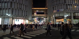 挤在日本东京涩谷的人群中