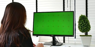 女商人使用电脑绿屏，色度键