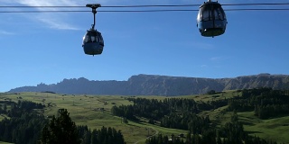 在意大利白云岩阿尔卑斯山的缆车