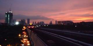 日落时分曼谷的空中火车