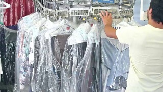 在干洗店工作的西班牙人视频素材模板下载