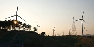 剪影风力涡轮机在日落，可再生能源
