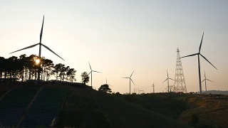 剪影风力涡轮机在日落，可再生能源视频素材模板下载