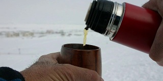 滑雪道上的热水瓶和小茶杯
