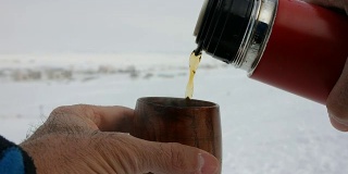 滑雪道上的热水瓶和小茶杯