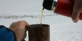 滑雪道上的热茶和大咖啡杯