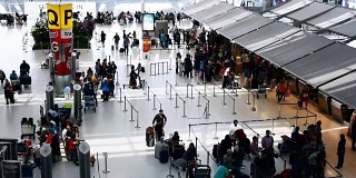 旅客在机场拥挤不堪。
