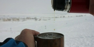 滑雪道上的热茶和大咖啡杯