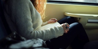 在火车上看书的女人