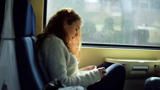 在火车上看书的女人视频素材模板下载