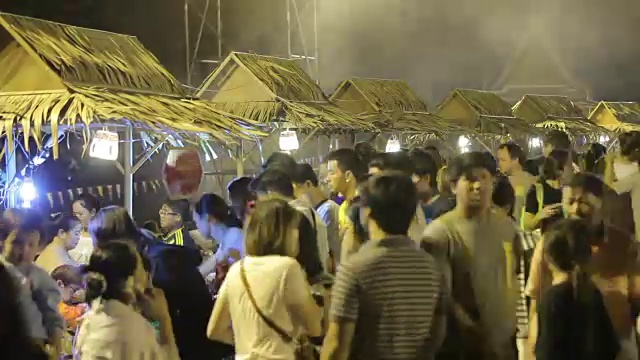 泰国大城府，寺庙前的夜市