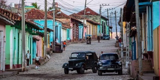 古巴:旅行:古巴特立尼达老城街道上的老爷车
