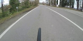 在美丽的托斯卡纳乡村骑车。从后面看