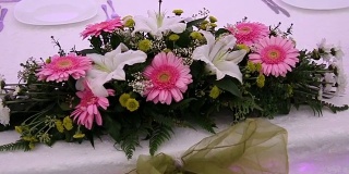 婚礼当天餐桌上美丽的鲜花。