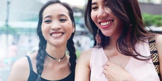 朋友们在曼谷旅行时自拍和视频通话