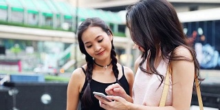 泰国女性朋友在曼谷市中心的街道上聊天