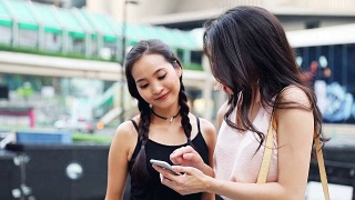 泰国女性朋友在曼谷市中心的街道上聊天视频素材模板下载