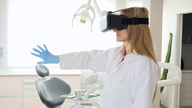 女牙医使用虚拟现实耳机