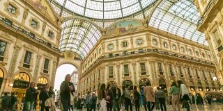 时光流逝:人们走在Vittorio Emanuele II商场上，从上面俯瞰米兰最受欢迎的购物区。
