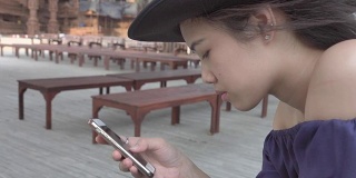 亚洲女孩使用手机短信