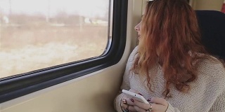 女孩坐在火车上