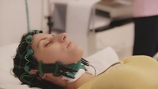 妇女临床脑电图检查视频素材模板下载