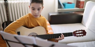 男孩在家弹吉他