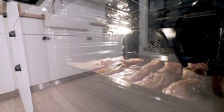 烤箱里的猪肉。