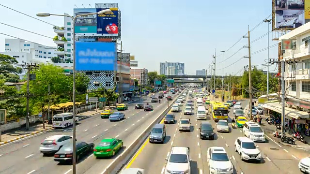 泰国曼谷银黄湾道的车辆交通情况。路上有汽车、货车和公共汽车。