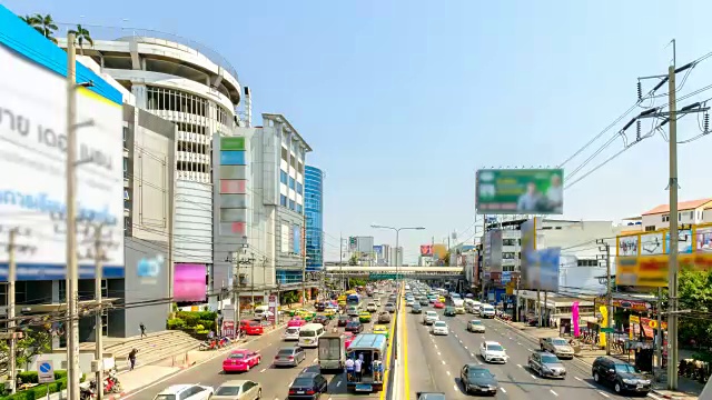 泰国曼谷磐浦雅旺湾银黄湾道前的车辆流量。路上有汽车、货车和公共汽车。