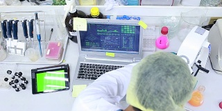 绿色屏幕与科学家在实验室工作