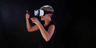 戴着虚拟现实眼镜的女人。欣赏虚拟蝴蝶