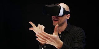 戴着虚拟现实眼镜的男人。欣赏虚拟蝴蝶