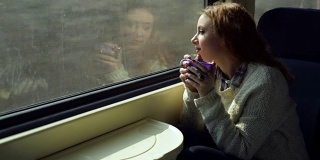 在火车上喝茶的女人