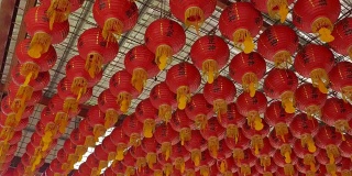 台湾的寺庙在春节期间装饰灯笼