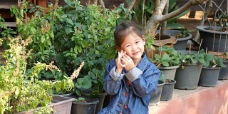 亚洲小女孩吃草莓