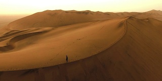 独自在沙漠的黎明