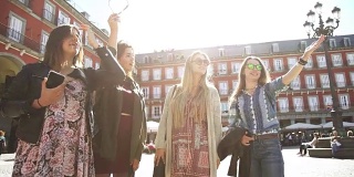 马德里市长广场上的女游客