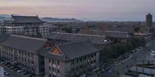T/L WS HA TU鸟瞰图北京大学，白天到黄昏过渡/北京，中国