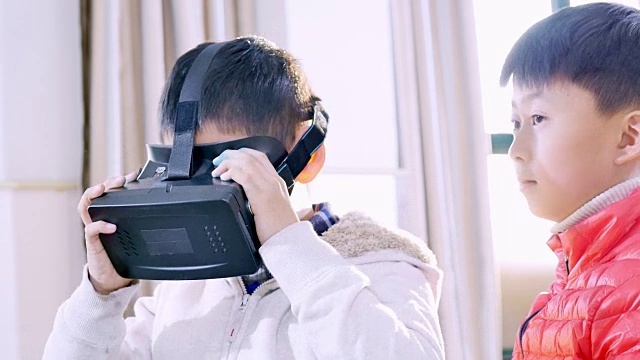 小学生在教室中使用VR学习。